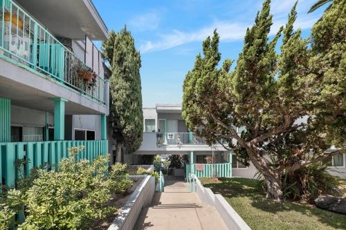 1776 S Rimpau Blvd., Los Angeles, CA 90019