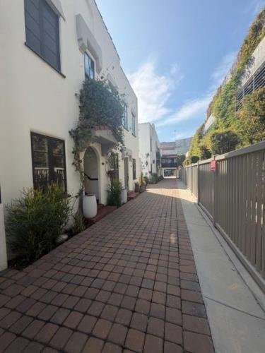 921 N W Knoll Dr, West Hollywood, CA 90069