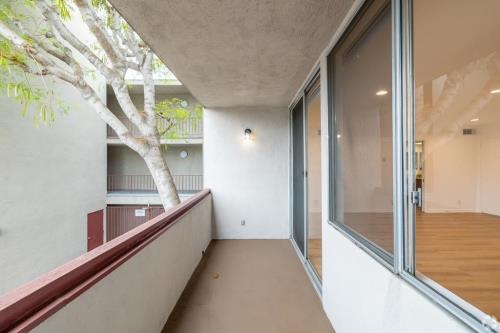 22035 Burbank Blvd, Woodland Hills, CA 91367