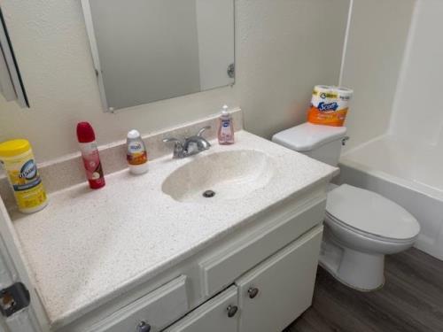 808 W Anaheim St, Wilmington, CA 90744