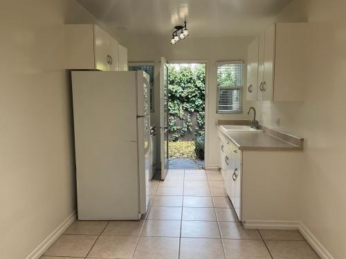 11940 Laurelwood Dr, Studio City, CA 91604