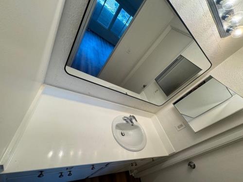 18144 Burbank Blvd, Tarzana, CA 91356