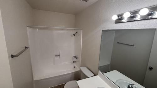 18144 Burbank Blvd, Tarzana, CA 91356