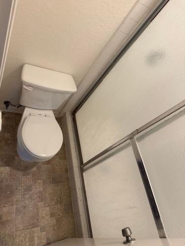 18144 Burbank Blvd, Tarzana, CA 91356