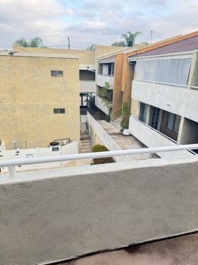 18144 Burbank Blvd, Tarzana, CA 91356