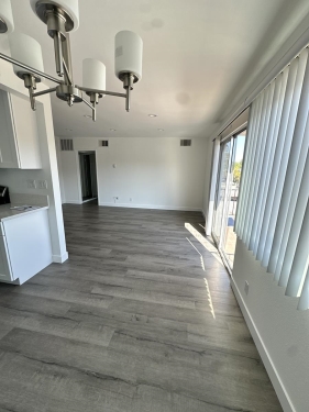 22035 Burbank Blvd, Woodland Hills, CA 91367