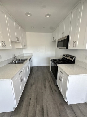 22035 Burbank Blvd, Woodland Hills, CA 91367