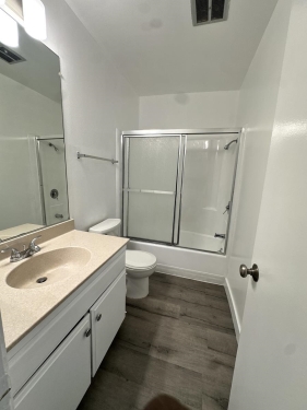 22035 Burbank Blvd, Woodland Hills, CA 91367