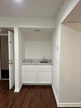 22035 Burbank Blvd, Woodland Hills, CA 91367