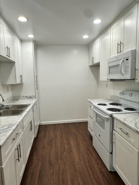 22035 Burbank Blvd, Woodland Hills, CA 91367