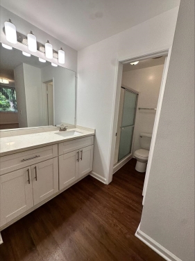 22035 Burbank Blvd, Woodland Hills, CA 91367