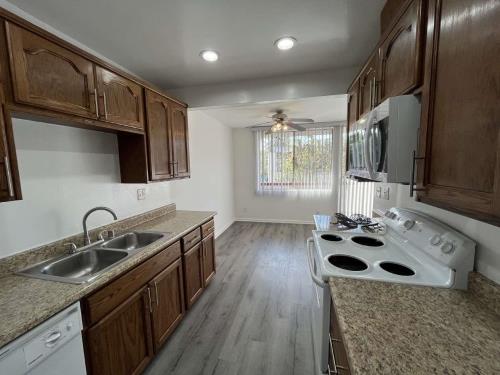 22035 Burbank Blvd, Woodland Hills, CA 91367