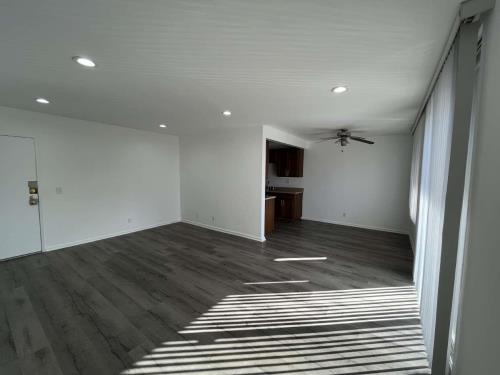 22035 Burbank Blvd, Woodland Hills, CA 91367