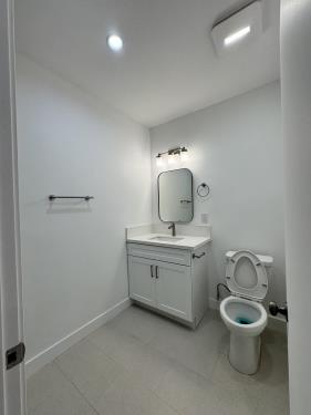 11810 Mayfield Ave, Los Angeles, CA 90049