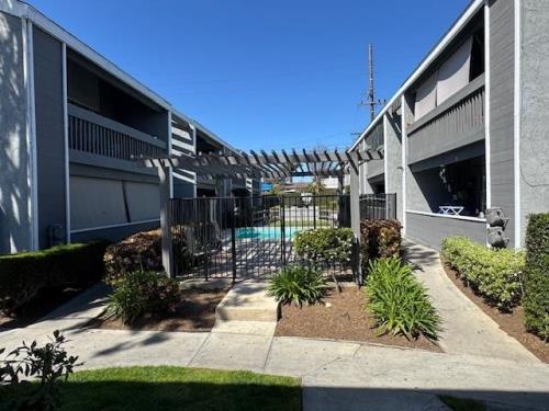 687 W 18th St, Costa Mesa, CA 92627
