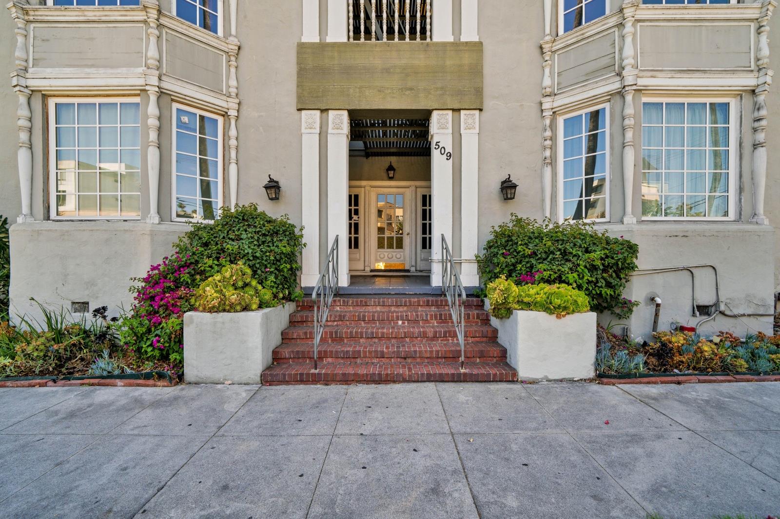 Apartment for rent in Los Angeles, CA 90020, 3 Beds, 2 Baths